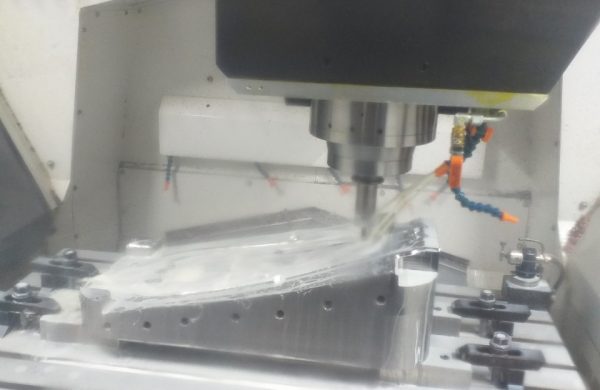 Gia công tinh lõi khuôn nhựa - Công Ty TNHH Fine Mold Việt Nam